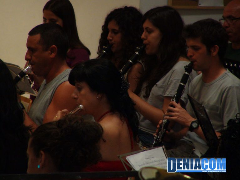 Clarinetistas de la Agrupación Artística Musical de Dénia durante el ensayo