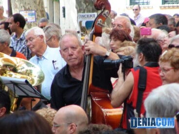 Contrabajista de la Agrupación Artística Musical de Dénia