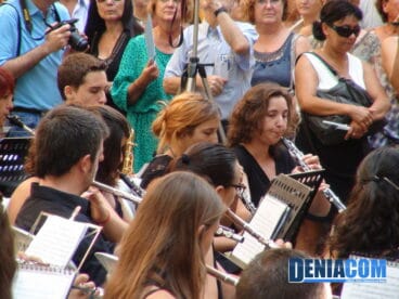 Cuerdas de flautas y oboes durante el concierto de pasodoble del 60 aniversario de la Banda de Dénia