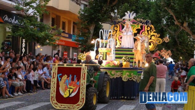 Darrere del Castell luce su carroza a su paso por la tribuna de autoridades