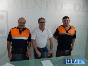 El concejal Javier Ygarza y Vicente Soriano y Eugenio Tortosa representantes de Protección Civil presentan el Plan de Prevención de Incendios del Montgó