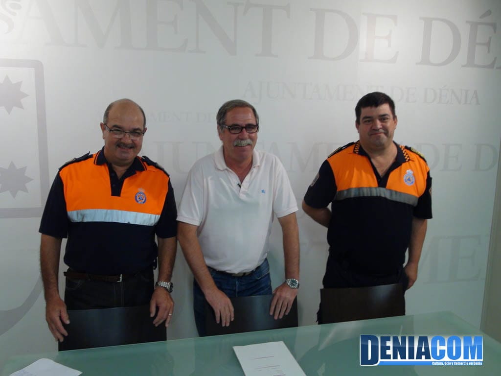 El concejal Javier Ygarza y Vicente Soriano y Eugenio Tortosa, representantes de Protección Civil, presentan el Plan de Prevención de Incendios del Montgó El concejal Javier Ygarza y Vicente Soriano y Eugenio Tortosa representantes de Protección Civil presentan el Plan de Prevención de Incendios del Montgó