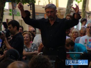 El director dianense Antonio Santamaría dirige el pasodoble Recordando a un Amigo