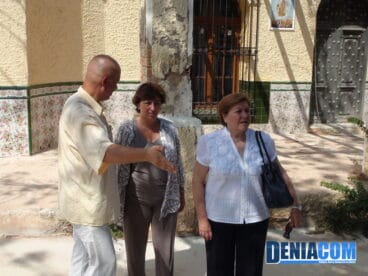 El dueño de la finca La Campanera enseña algunos tesoros del Tenor Cortis a Pepa Font y a la directora del Instituto Valenciano de la Música, Inmaculada Tomás