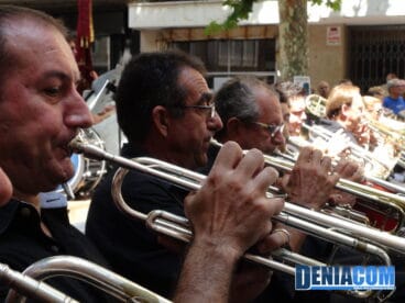 El presidente Josep Vicent Bonet y el amado ex director Pepe Cendra entre los trompetistas del concierto de pasodobles