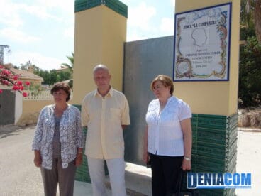 El propietario de la finca La Campanera, acompañado por Pepa Font e Inmaculada Tomás, inauguran la placa conmemorativa en honor a Antonio Cortis