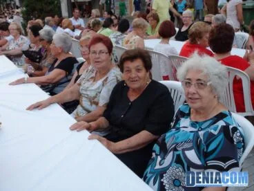 Esperando la cena el Día del Mayor de las fiestas de dénia