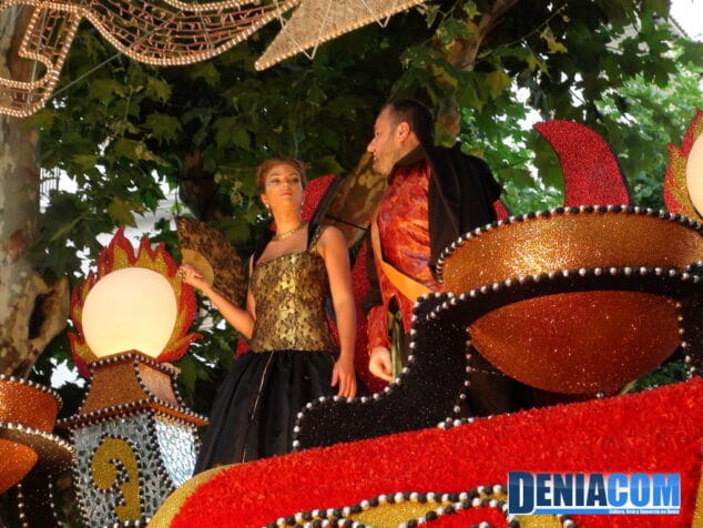 Fallera Mayor y Presidente de la Falla París Pedrera a su paso por tribuna