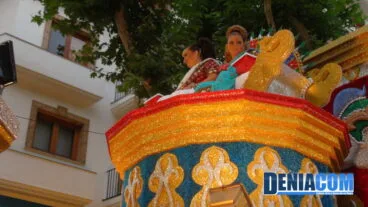 Falleras Mayores de la Falla Campaments a su paso por la tribuna