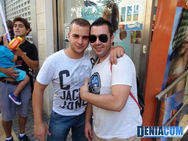 Festeros y gente de peñas en el 1º día de las Fiestas Mayores de Dénia 2012