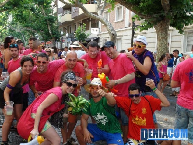 Fiesta y pistolas de agua para recibir a los primeros toros de las Fiestas Mayores de Dénia
