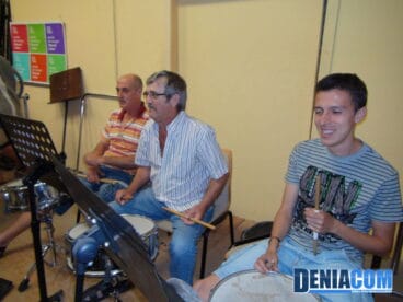 Formación de percusionistas entre músicos antiguos y actuales