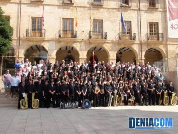 Foto de grupo de músicos y ex musicos de la Agrupación Artística Musical de Dénia