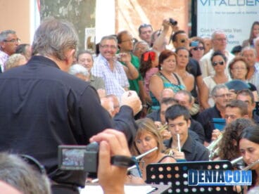 Frank De Vuyst dirige el concierto de pasodobles de músicos y ex músicos de la Agrupación Artística Musical de Dénia