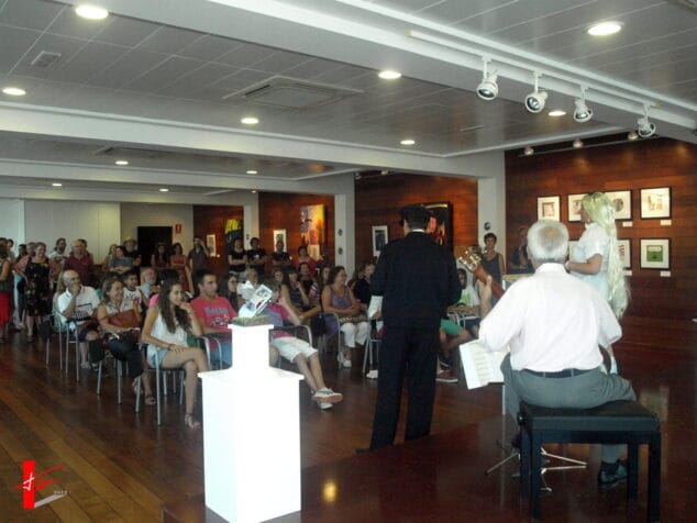 Saldaña nos recuerda que “La vida es una mierda maravillosa” en el Real Club Náutico de Dénia 8 Gran asistencia en la exposición de Saldaña Tití
