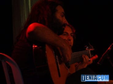 Guitarrista flamenco de Rafa Arnal durante su concierto en Música al Castell