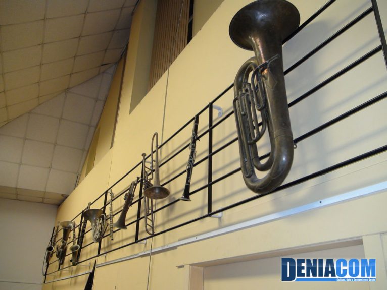 Instrumentos antiguos en el local de la Agrupación Artíistica Musical de Dénia