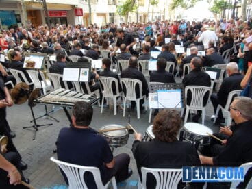 La Agrupación Artística Musical afina antes del concierto de pasodobles