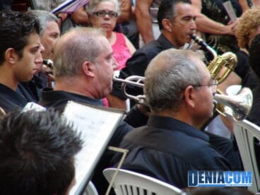 La Agrupación Artística Musical de Dénia mezcla músicos y ex músicos en su concierto de pasodobles del 60 aniversario
