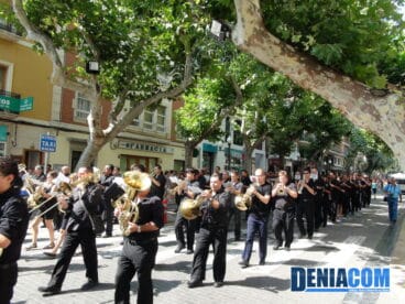La Agrupación Artística Musical desfila por la calle Marqués de Campo en su 60 aniversario