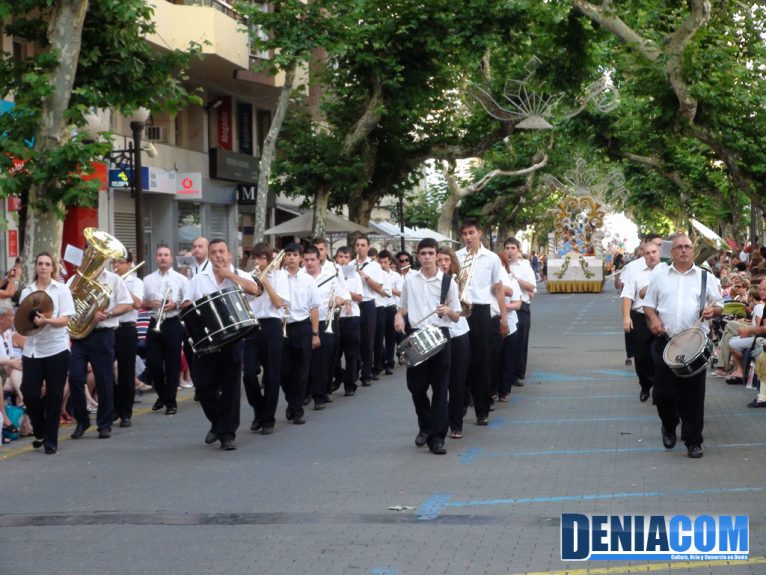 La Agrupación Artítica Musical de Dénia en el Desfile de Carrozas 2012