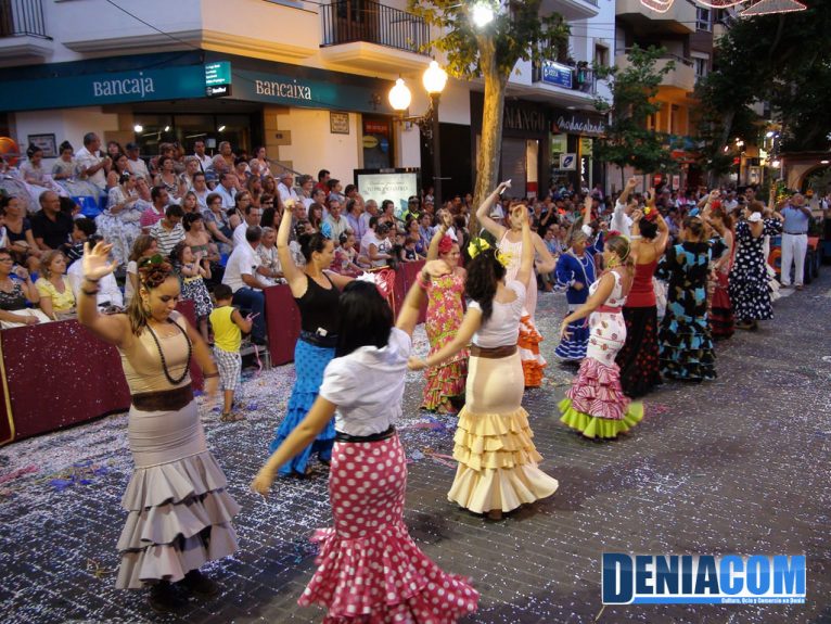 La Casa de Andalucía embelesa con sus bailes a los asistentes del Desfile de Carrozas 2012