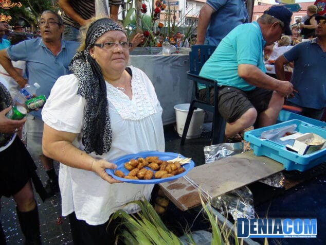 La Comisió de Festes de la Mare de Déu dels Desamparats invita a croquetas al público del desfile