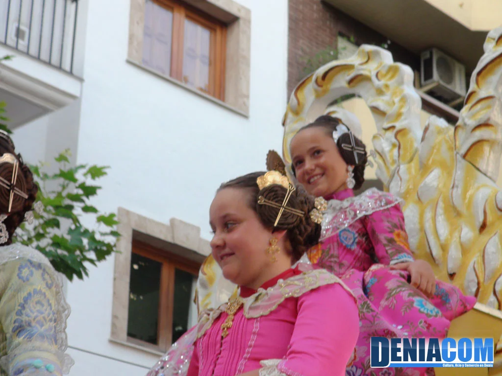 La Fallera Mayor Infantil de Dénia Rocio Patricio en el Desfile de Carrozas 2012