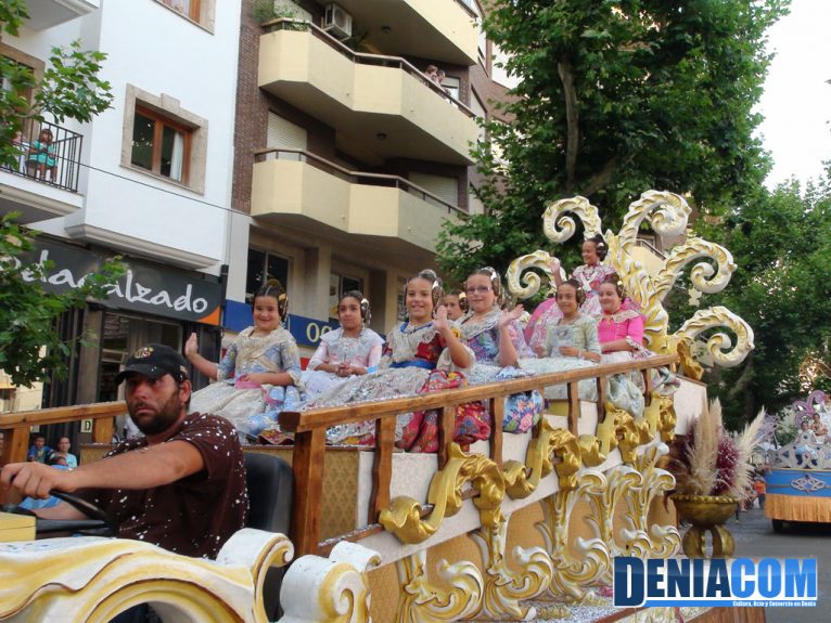 La Fallera Mayor Infantil de Dénia Rocio Patricio y su Corte de Honor en el Desfile de Carrozas 2012