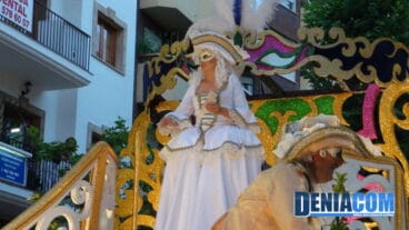 La Fallera Mayor de Darrere del Castell a su paso por la tribuna