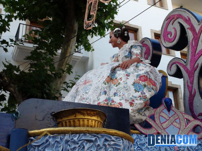 La Fallera Mayor de Dénia Marta Tabernero luciendo su carroza del Desfile de Carrozas 2012