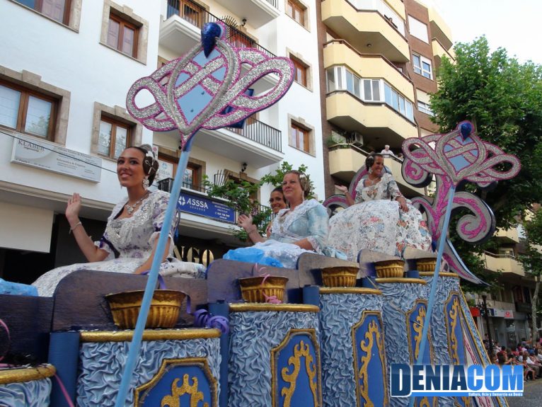La Fallera Mayor de Dénia Marta Tabernero y su Corte de Honor en el Desfile de Carrozas 2012