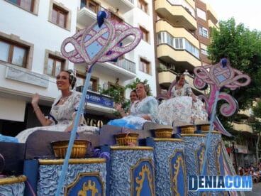 La Fallera Mayor de Dénia Marta Tabernero y su Corte de Honor en el Desfile de Carrozas 20121
