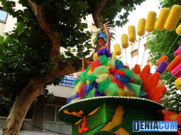 La Fallera Mayor de Port Rotes a su paso por la tribuna