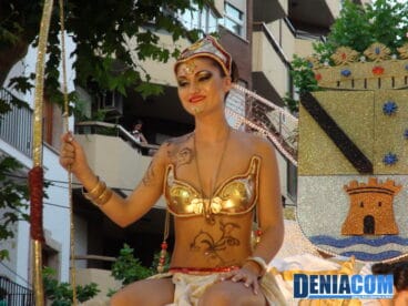 La Fallera Mayor de Saladar a su paso por tribuna1