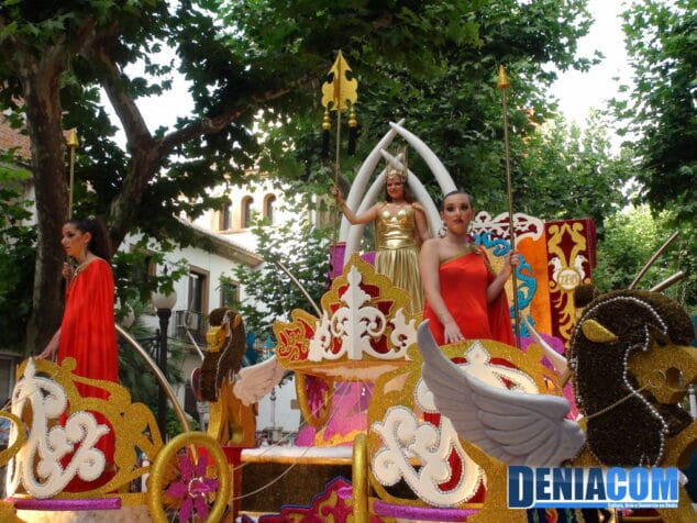 La Fallera Mayor de la Falla Roques en su carroza Cortesía dels Déus