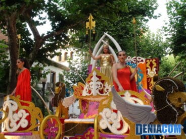La Fallera Mayor de la Falla Roques en su carroza Cortesía dels Déus1