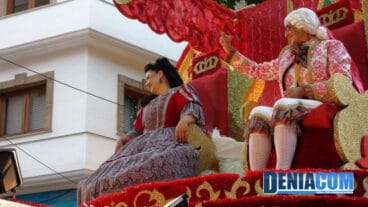 La Fallera Mayor y Presidente de la Falla Camp Roig a su paso por la tribuna