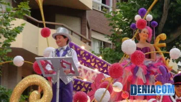 La carroza Musicalité luce a su paso por la tribuna