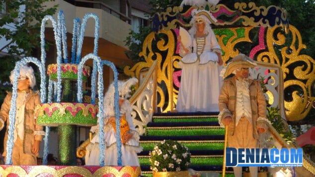 La carroza de la Falla Darrere del Castell en el Desfile de Carrozas 20121