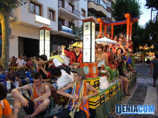 La carroza de los quintos 2012 pasando por la tribuna de personalidades