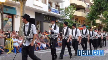 La comparsa Bailando bajo la lluvia de la Falla Centro