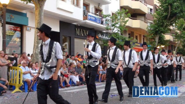 La comparsa Bailando bajo la lluvia de la Falla Centro