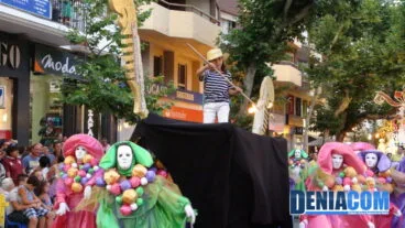 La comparsa Vents de Venecia de Darrere del Castell inunda la calle Marqués de Campo