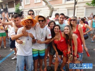 Las peñas se entremezclan para recibir a los primeros toros de las Fiestas de la Santíssima Sang 2012