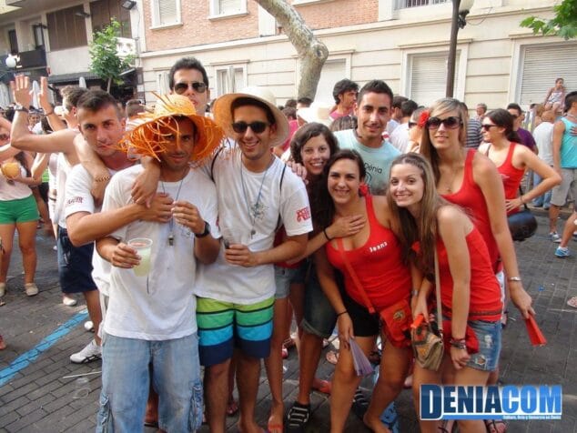 Las peñas se entremezclan para recibir a los primeros toros de las Fiestas de la Santíssima Sang 2012
