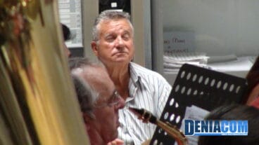 Los antiguos componentes se acercan a tocar y valorar el sonido de la formación conjunta de músicos y exmúsicos