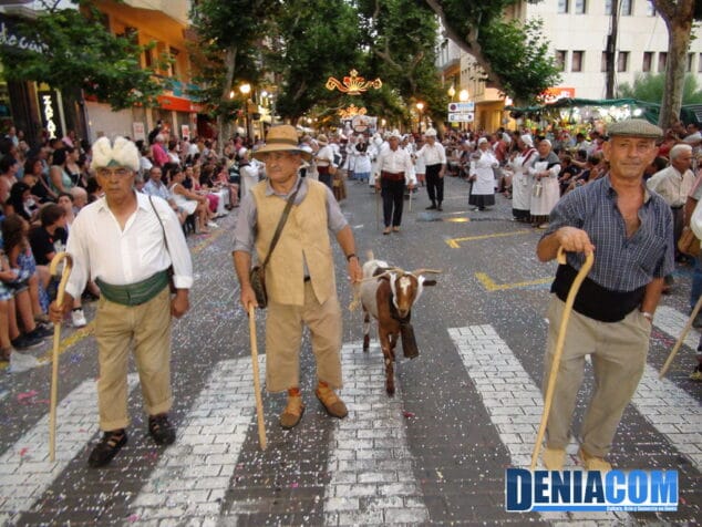 Los miembros masculinos de la Casa de Castilla la Mancha vestidos de pastor para las Carrozas 2012