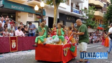 Los más peques de la Campaments vestidos de Bollywood en el Desfile de Carrozas 2012