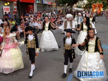 Los niños de la Falla Camp Roig completan la comparsa elegancia